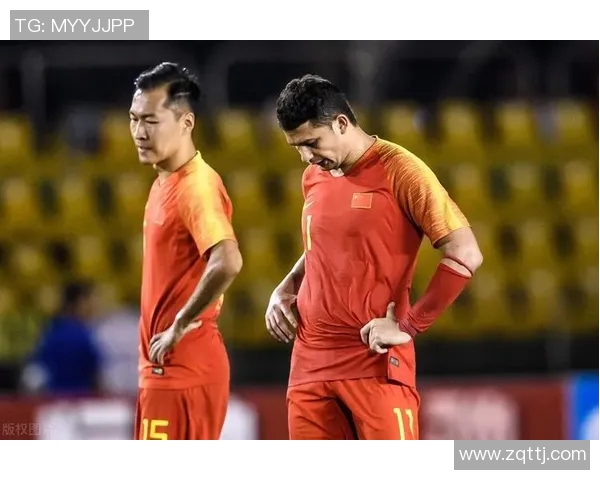 外国足球明星带女友观赛展现甜蜜时刻引发球迷热议